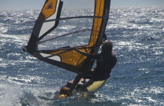 In mare con il windsurf